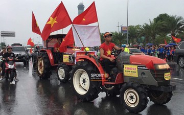 Người hâm mộ huy động cả xe kéo để chào đón Đoàn thể thao Việt Nam về nước 