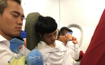 Tuyển thủ Olympic Việt Nam ngủ ngon trên chuyên cơ về nước