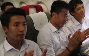 Đoàn thể thao Việt Nam hát Quốc ca và “Như có Bác Hồ trong ngày vui đại thắng” trên máy bay
