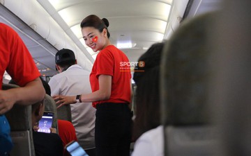 Cư dân mạng trầm trồ trước vẻ đẹp của tiếp viên hàng không trên chuyên cơ đón Olympic Việt Nam
