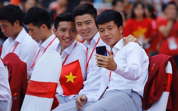 Duy Mạnh, Văn Hậu, Văn Lợi vui vẻ selfie trong gala vinh danh VĐV thể thao Việt Nam 