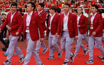Các "soái ca" Olympic Việt Nam "thần thái" như idol Hàn Quốc trong buổi mừng công trên sân Mỹ Đình