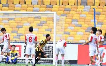 VCK U16 Châu Á: Thủ môn Malaysia đạp đối phương thô bạo trong ngày đội nhà đại đại thắng 6-2 trước Tajikistan