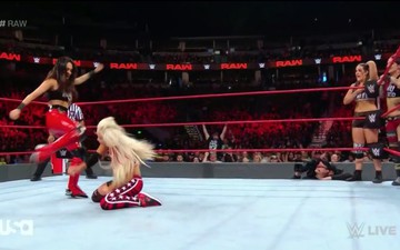 Nữ đô vật WWE bị chấn động não sau động tác né đòn lỗi