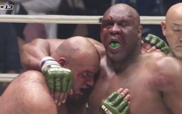 Sau màn chào đài hoành tráng, hai gã khổng lồ MMA vừa đánh vừa thở