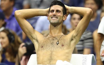 Bức ảnh Djokovic cởi trần, hớn hở chờ đối thủ thay quần gây tranh cãi