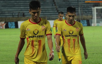 Hậu vệ Khánh Hòa xông vào gây gổ với cầu thủ Nam Định sau trận đấu
