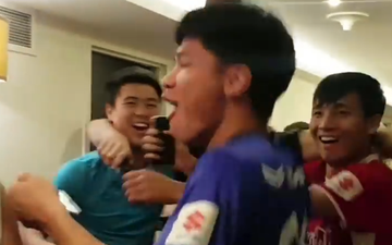 Lách qua khe cửa hẹp, cầu thủ Việt Nam ăn mừng cuồng nhiệt ngay tại hành lang khách sạn