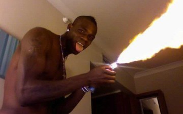 Cựu sao Chelsea bắt chước "thánh" nghịch dại Balotelli, đốt pháo hoa ngay trên giường