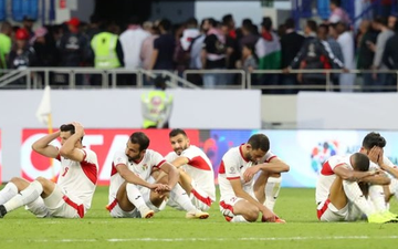 Đáng thương hình ảnh cầu thủ Jordan gục đầu khóc sau quả penalty định mệnh của "Tư Dũng"