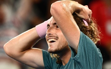 Hot boy quần vợt ôm mặt rớm nước mắt sau khi đánh bại thần tượng Federer ở Australian Open