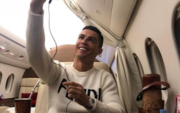 Ronaldo nhận "gạch đá" vì đăng ảnh sống ảo trên máy bay đúng thời điểm nhạy cảm