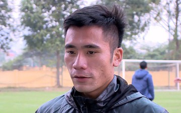 Tiền vệ Bùi Tiến Dụng động viên anh trai Tiến Dũng sau chiến thắng của đội tuyển Việt Nam trước Jordan