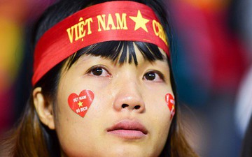 CĐV Việt Nam bật khóc khi chứng kiến các tuyển thủ buồn bã sau thất bại đáng tiếc