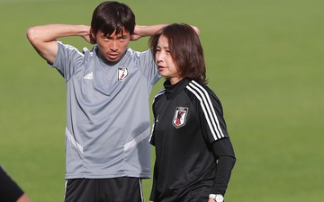 Nữ trợ lý đặc biệt trên sân tập của tuyển Nhật Bản
