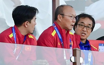 HLV Park Hang-seo và trợ lý đến xem trận thua của Hàn Quốc ở tứ kết Asian Cup 2019