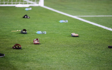 Đội tuyển thua nhục nhã, CĐV nước chủ nhà UAE còn để lại hình ảnh vô cùng xấu xí