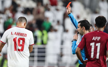 Cầu thủ UAE thúc cùi chỏ thô bạo vào mặt đồng nghiệp Qatar và bị trừng phạt thích đáng bởi VAR