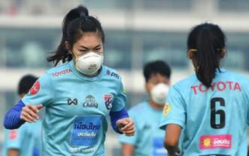 Môi trường ô nhiễm, tuyển thủ Thái Lan phải đeo khẩu trang để tập luyện