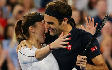 Federer vui sướng ôm chầm nữ tay vợt đánh cặp khi giành danh hiệu đầu tiên trong năm 2019