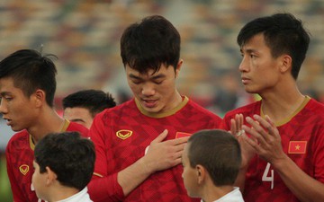 Xuân Trường cúi đầu xúc động trước quốc kỳ Việt Nam tại Asian Cup 2019