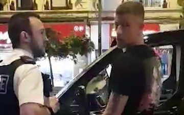 Cầu thủ Chelsea quỵt tiền bất thành, bị cảnh sát hộ tống đến ATM rút tiền trả lái xe taxi