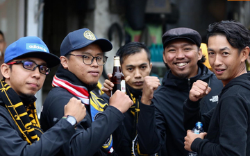 Ultras Malaysia check in bia hơi Hà Nội, đi lại rầm rộ trên đường phố thủ đô