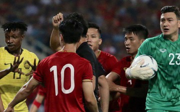 Công Phượng, Văn Lâm hợp sức cản phá bóng ngay trên vạch vôi, fan Việt thót tim trước sức tấn công của Malaysia
