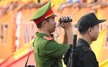 Lực lượng an ninh dày đặc được “sắm” trang bị đặc biệt  để kiểm soát CĐV trong ngày Nam Định trụ hạng