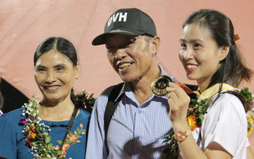 Mẹ Văn Hậu thay con nhận huy chương vàng V.League 2019