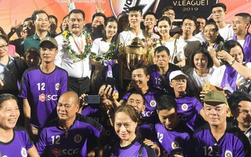 Quang Hải bị CĐV véo tai, kéo cổ trong ngày Hà Nội FC nhận cúp vô địch ở Quảng Ninh