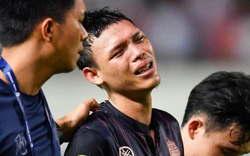 Cầu thủ đấm Đình Trọng òa khóc bên đồng đội sau khi để tuột chức vô địch Thai league 2019