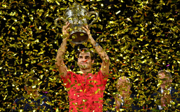 Federer tặng món quà "đặc biệt" cho các cô, cậu bé nhặt bóng sau khi nối dài kỷ lục vô địch Basel Open lên tròn chục danh hiệu
