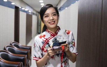 Nóng: Trước đại chiến với DAMWON Gaming, tuyển thủ của Lowkey Esports nhận được sự cổ vũ đến từ cô nàng MC xinh đẹp, tài năng nhất Trung Quốc