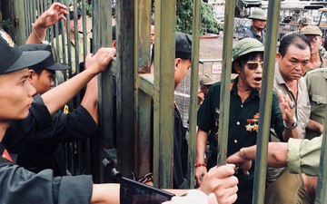 Đối tượng lạ vây kín VFF, làm loạn đòi mua vé trận Việt Nam - Malaysia