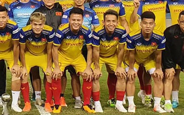 Quang Hải cười tít mắt khi chụp ảnh cùng tuyển Việt Nam sau buổi tập bất ngờ trên sân Mỹ Đình