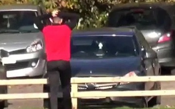 Cầu thủ ôm đầu chết lặng vì pha "bắn chim" khiến chính chiếc xe hơi yêu quý của mình bị phá hỏng