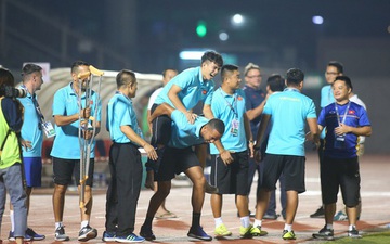 Cầu thủ U19 Việt Nam được trợ lí HLV cõng vào sân ăn mừng khi đội nhà lọt vào VCK U19 châu Á 2020