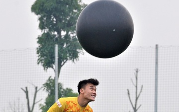 Bùi Tiến Dũng tâng trái bóng siêu to khổng lồ, các thủ môn U22 Việt Nam thích thú với dụng cụ tập lạ mắt