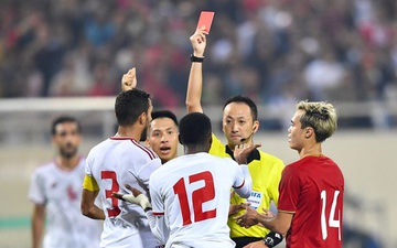 Info vị "vua áo đen" đẹp trai đến từ Nhật Bản, người thẳng tay rút thẻ đỏ cho hậu vệ UAE sau pha phạm lỗi nguy hiểm