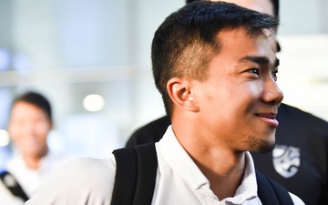 Đội tuyển Thái Lan đã có mặt tại Hà Nội, từ chối trả lời truyền thông Việt Nam ở sân bay Nội Bài