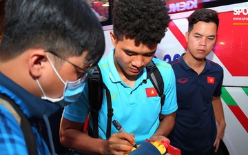 Bùi Tiến Dũng cười tươi như hoa, Đức Chinh nhận quà  từ fan trong ngày U22 Việt Nam vào TP.HCM chuẩn bị cho SEA Games 30