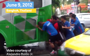 Lầy như cựu cầu thủ của Philippines: Nước nhà bị chê công tác tổ chức bèn đào lại kỷ niệm hì hục đẩy xe buýt năm 2012 như để đá xoáy Thái Lan