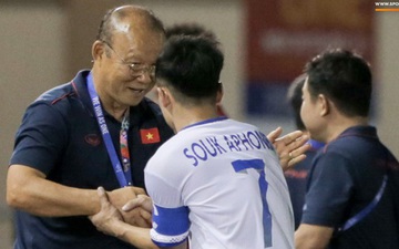 "Messi Lào" tìm bằng được thầy Park để trò chuyện, đáp lại là nụ cười động viên của HLV trưởng U22 Việt Nam