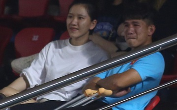 Sao trẻ U19 Việt Nam bật khóc nức nở khi đồng đội giơ cao chiếc áo đấu của mình dưới sân