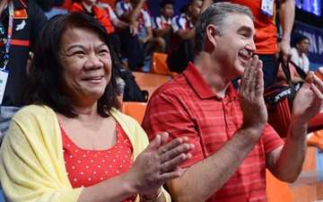 Bố mẹ bay 16 tiếng từ Mỹ sang Philippines cổ vũ, Chris Dierker chơi như "lên đồng" giúp tuyển bóng rổ Việt Nam thắng 3 trận ở ngày đầu SEA Games
