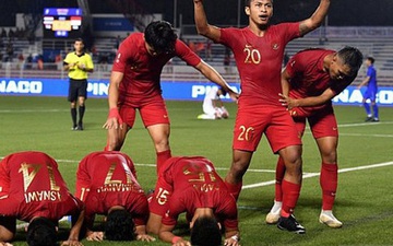 Cầu thủ U22 Indonesia troll cực mạnh: Phát bóng bắt đầu trận đấu trong khi đồng đội vẫn đang quỳ gối cầu nguyện giữa sân