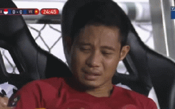 Ngôi sao sáng nhất Indonesia giàn giụa nước mắt sau khi dính chấn thương rời sân vì va chạm với Văn Hậu