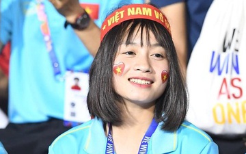 Hot girl sân cỏ Hoàng Thị Loan lại chiếm spotlight trên khán đài trận chung kết Việt Nam đấu Indonesia