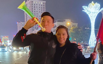 Vợ chồng Tiến Dũng - Khánh Linh cũng lao ra đường đi bão mừng Việt Nam vô địch, fan chỉ thắc mắc: "Ai ở nhà trông con?”